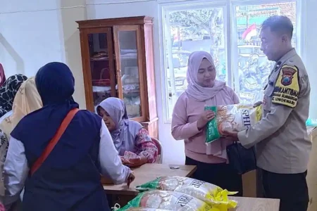 Polresta Malang Kota Gelontorkan 22 Ton Beras Murah, Warga Antusias Sambut Program Pangan Terjangkau Polresta Malang Kota kembali salurkan 22 ton beras murah SPHP ke 10 kelurahan bersama Bulog demi stabilitas harga dan daya beli masyarakat.