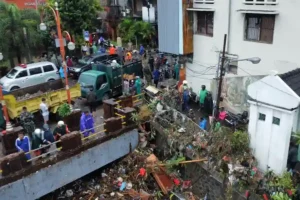 TNI kerahkan ratusan prajurit dan perahu karet untuk evakuasi korban banjir di Denpasar.