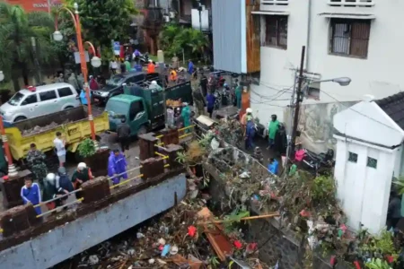 TNI Kerahkan Ratusan Prajurit Evakuasi Korban Banjir di Denpasar, Kodam IX/Udayana Turun Tangan TNI kerahkan ratusan prajurit dan perahu karet untuk evakuasi korban banjir di Denpasar.