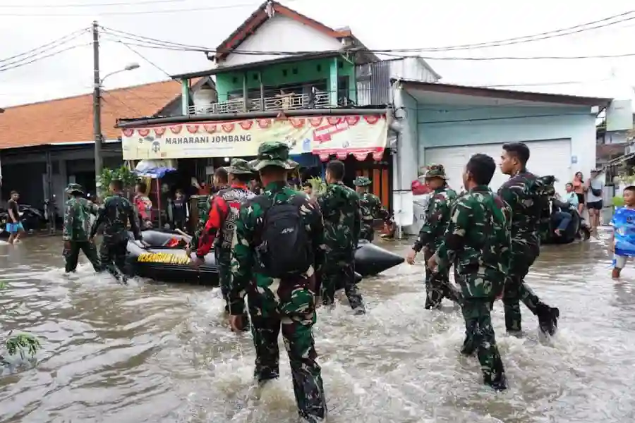 TNI kerahkan ratusan prajurit dan perahu karet untuk evakuasi korban banjir di Denpasar.