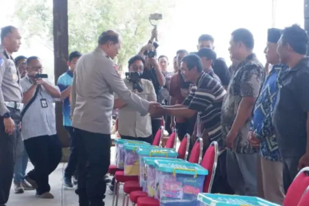 Hari Lalu Lintas Bhayangkara ke-70, Kapolda Jatim Serahkan Bantuan Sembako untuk Nelayan Pacitan Kapolda Jatim Irjen Pol Nanang Avianto serahkan bantuan sembako bagi nelayan Pacitan dalam rangka Hari Lalu Lintas Bhayangkara ke-70.