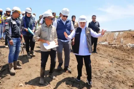 Gubernur Khofifah Tinjau Spillway Sungai Tanggul, Targetkan 1.046 Hektare Sawah Kembali Terairi Gubernur Khofifah tinjau pembangunan spillway Sungai Tanggul di Jember, targetkan pengairan kembali 1.046 ha sawah dan penguatan ketahanan pangan.