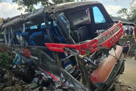 Kecelakaan Maut di Jalur Bromo, 8 Tewas dan Puluhan Luka: Bus Rombongan RS Bina Sehat Diduga Rem Blong Kecelakaan bus rombongan RS Bina Sehat Jember di Jalur Bromo menewaskan 8 orang dan melukai puluhan. Diduga akibat rem blong.