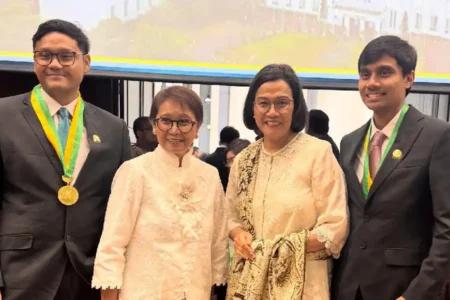 Usai Lepas Jabatan Menkeu, Sri Mulyani Rayakan Kelulusan Putranya Jadi Dokter Spesialis Momen pertemuan Sri Mulyani, mantan Menteri Keuangan RI, dan Retno Marsudi, mantan Menteri Luar Negeri RI (sumber foto: instagram @smindrawati)