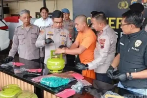 Polres Purbalingga ungkap penyalahgunaan elpiji bersubsidi dengan modus oplosan tabung 3 kg ke 12 kg. Pelaku dijerat pasal berlapis.