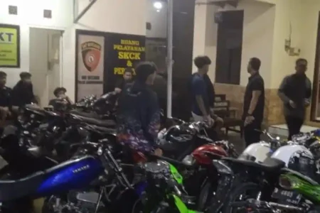 Polisi Amankan 14 Motor dan Belasan Pemuda Terlibat Balap Liar di Malang Polresta Malang Kota amankan 14 motor dan belasan pemuda dalam razia balap liar di Kedungkandang.