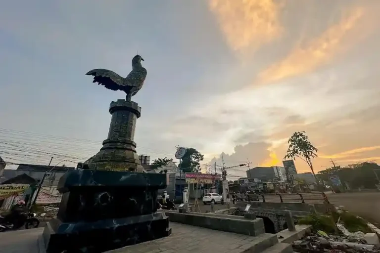 Patung Ayam Jago di Lidah Wetan Surabaya diresmikan sebagai simbol perjuangan Raden Sawunggaling, pahlawan legendaris cikal bakal Kota Pahlawan.