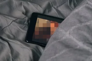 Heboh Video Asusila Resto Ayam di Kuningan: Manajemen Minta Maaf, Terduga Pelaku Dipecat Ilustrasi video porno