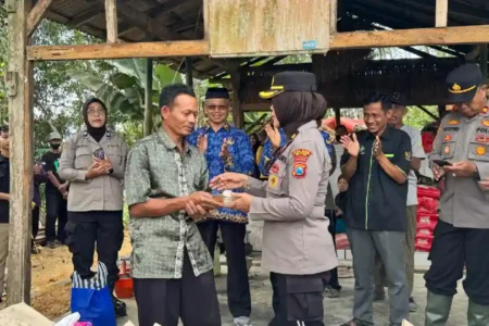 Polres Pacitan melaksanakan bedah rumah warga Desa Kluwih dalam rangka HUT Polwan ke-77