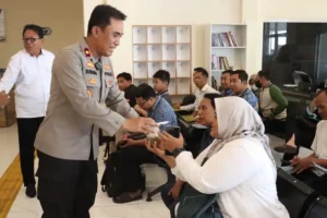 Layanan Humanis Polres Mojokerto Kota: Bagikan Bubur Kacang Hijau di Loket SKCK Polres Mojokerto Kota hadirkan layanan humanis dengan membagikan bubur kacang hijau kepada pemohon SKCK di Mall Pelayanan Publik.