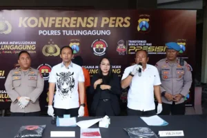Aniaya Wakapolsek Saat Konvoi, Oknum Pesilat di Tulungagung Diringkus Polisi Seorang pesilat di Tulungagung ditangkap usai aniaya Wakapolsek Pakel saat mengawal konvoi perguruan silat. Pelaku diketahui residivis.