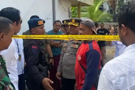 Diduga Granat Ditemukan di Paciran Lamongan, Tim Gegana Brimob Polda Jatim Lakukan Evakuasi Warga Paciran, Lamongan digegerkan penemuan diduga granat tua. Tim Gegana Brimob Polda Jatim evakuasi, polisi imbau warga tetap tenang dan waspada.