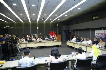 Polri Pulangkan Buronan Kasus Dana Ilegal dari Qatar Polri berhasil memulangkan buronan kasus dana ilegal AAG dari Qatar. Tersangka kini diserahkan ke OJK untuk proses hukum lebih lanjut.