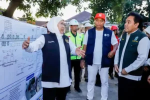 Progres Pelebaran Jalan Buduan-Bondowoso Capai 34,8 Persen, Target Rampung Sebelum Exit Tol Besuki Beroperasi Gubernur Khofifah Indar Parawansa saat meninjau progres pelebaran jalan pada ruas Buduan–Batas Kabupaten Bondowoso