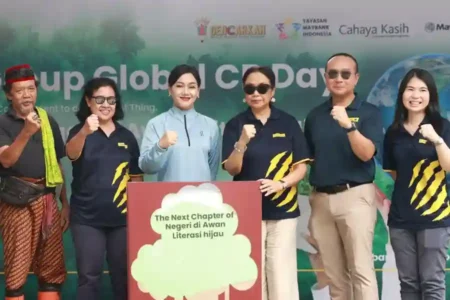 Maybank Indonesia gelar Global CR Day 2025 dan Cahaya Kasih dengan fokus literasi hijau, penanaman pohon produktif, dan edukasi keberlanjutan.