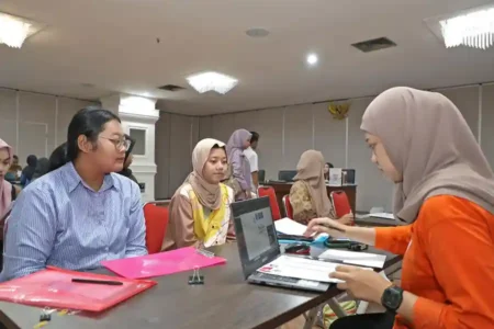 Pemkot Surabaya biayai 5.908 mahasiswa lewat Beasiswa Pemuda Tangguh 2025. Tahun 2026 kuota naik jadi 24.000 untuk PTN dan PTS.