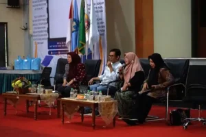 HUT ke-73 SMPN 1 Sidoarjo diisi talkshow kesehatan mental diikuti 350 siswa, serta rangkaian kegiatan alumni seperti bazaar, donor darah, dan hiburan musik.