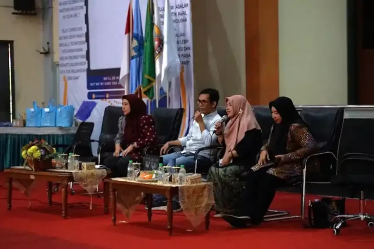 HUT ke-73 SMPN 1 Sidoarjo, 350 Siswa Ikuti Talkshow Kesehatan Mental dan Leadership HUT ke-73 SMPN 1 Sidoarjo diisi talkshow kesehatan mental diikuti 350 siswa, serta rangkaian kegiatan alumni seperti bazaar, donor darah, dan hiburan musik.