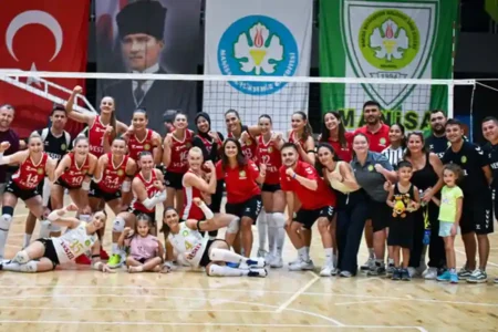 Ferdi Zeyrek 2025: Manisa BBSK vs Altinordu Berakhir 3-1, Megawati Hangestri Main di Set Pertama Manisa BBSK unggul 3-1 saat melawan Altinordu. Megawati Hangestri bermain di set pertama (sumber foto: instagram @manisabbsk)