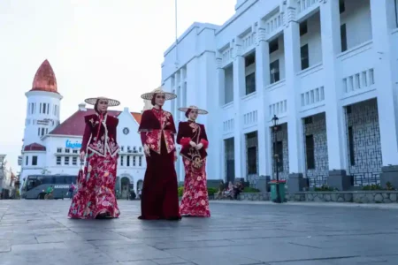 Batik Surabaya Tampil di In2MotionFest 2025, Dekranasda Gandeng Desainer Gita Orlin Dekranasda Surabaya dan desainer Gita Orlin siap tampilkan koleksi batik bertema “Culture Highclere” di In2MotionFest 2025 Jakarta.