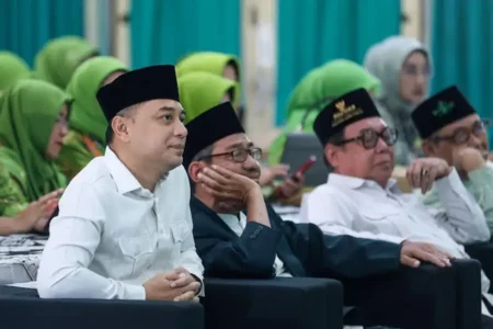 HIDMAT Ke-XI Muslimat NU Digelar di Surabaya, Wali Kota Eri Cahyadi Ajak Kolaborasi dalam Program Kampung Pancasila Wali Kota Eri Cahyadi hadiri HIDMAT Ke-XI Muslimat NU se-Jatim di Surabaya, dorong kolaborasi dalam program Kampung Pancasila dan penguatan wakaf.