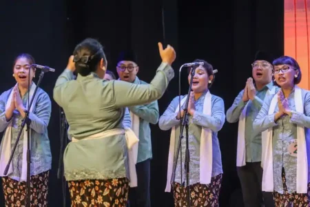 Lomba Paduan Suara Antar Gereja 2025 Surabaya tampilkan kolaborasi lintas usia dan bahasa isyarat, perkuat toleransi dan persaudaraan lintas iman.