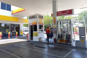 BBM Langka Ganggu Bisnis Shell dan BP-AKR, Kementerian Investasi: Mereka Akan Beradaptasi SPBU Shell Indonesia di Surabaya (foto: Hendro D. Laksono, pilar.id)