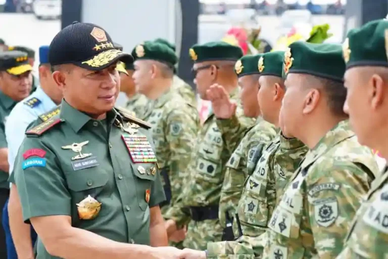 Tinjau Markas Yontaipur Kostrad di Cikarang, Panglima TNI Pastikan Kesiapan Operasional Satuan Elite Panglima TNI Jenderal TNI Agus Subiyanto saat meninjau Markas Batalyon Pengintai Tempur (Yontaipur) Kostrad di Cikarang, Jawa Barat
