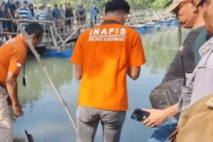 Polres Karawang turunkan tim forensik usai penemuan jasad wanita tanpa identitas di Sungai Citarum. Polisi selidiki penyebab kematian korban.
