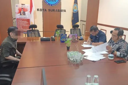Satres Narkoba Polrestabes Surabaya amankan bos hiburan malam berinisial MI, Minggu pagi. MI (28) diamankan bersama kekasihnya berinisial SA (21) di lobby hotel kawasan Surabaya Pusat.
