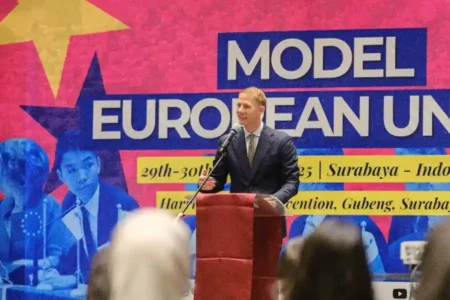 Universitas Airlangga dan Uni Eropa selenggarakan Model European Union pertama di Indonesia, wadah edukatif bagi mahasiswa memahami diplomasi dan kebijakan global.