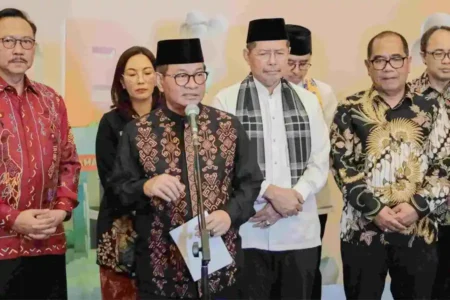 Gubernur DKI Jakarta Pramono Anung beri Benyamin S. Award 2025 kepada tiga kelurahan terbaik sebagai wujud gerakan warga menuju Jakarta yang layak huni.
