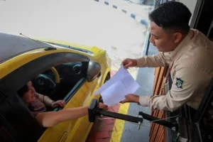 Pemkot Surabaya resmi meluncurkan layanan drive thru perizinan di SPP Menur untuk percepat layanan IPT dan SIP bagi masyarakat.