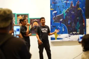 Artotel TS Suites Surabaya gelar pameran "adya – The Unfixed Center hingga 17 Jan 2026, tampilkan 40 karya 15 seniman Indonesia.