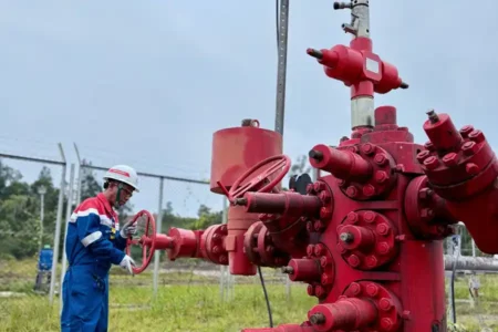 Pertamina Hulu Sanga Sanga Sukses Tingkatkan Produksi Minyak 150 persen Berkat Inovasi Teknologi TTESP Pertamina Hulu Sanga Sanga tingkatkan produksi minyak hingga 150 persen lewat inovasi TTESP, dorong efisiensi dan kemandirian energi nasional.