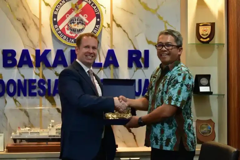 Bakamla RI dan Inggris Perkuat Kerja Sama Strategis untuk Keamanan Laut Asia Tenggara Bakamla RI dan Inggris perkuat kerja sama keamanan maritim, fokus pada pengawasan kapal ilegal dan pertukaran informasi untuk stabilitas kawasan.
