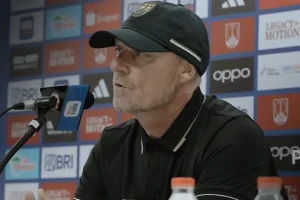 PERSIS Solo Siap Bangkit Hadapi Persib Bandung, Peter de Roo Tekankan Kepercayaan Diri Pemain Peter de Roo