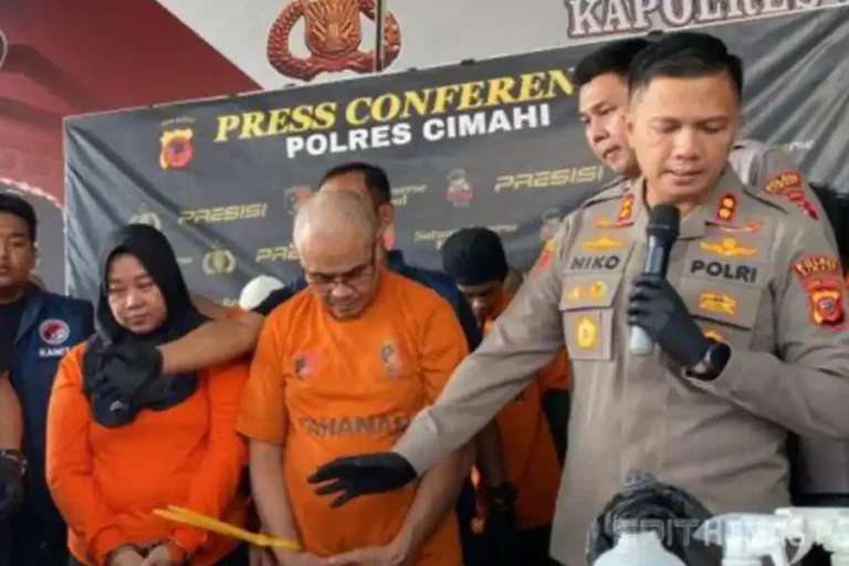 Pasutri Pengedar 3,7 Kg Ganja Dibekuk di Cimahi, Gunakan Modus Obat Herbal dari Aceh Pasutri pengedar ganja 3,7 Kg ditangkap Polres Cimahi. Ganja dikirim dari Aceh disamarkan sebagai obat herbal. Polisi kejar pemasok utama.