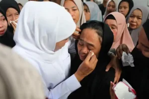 Takziah ke Rumah Naufal Takdir Al Bari, Gubernur Khofifah: Dunia Olahraga Kehilangan Putra Terbaiknya Gubernur Khofifah iringi pemakaman Naufal Takdir Al Bari, atlet muda Jatim yang wafat saat pelatnas di Rusia. Dunia olahraga nasional berduka.