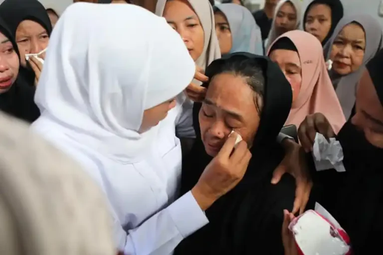 Takziah ke Rumah Naufal Takdir Al Bari, Gubernur Khofifah: Dunia Olahraga Kehilangan Putra Terbaiknya Gubernur Khofifah iringi pemakaman Naufal Takdir Al Bari, atlet muda Jatim yang wafat saat pelatnas di Rusia. Dunia olahraga nasional berduka.