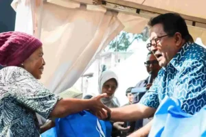 Rano Karno dan Dirut PAM Jaya bagikan 2.000 sembako sambil sosialisasikan perluasan layanan air bersih perpipaan di Tanah Merah, Jakarta Utara.