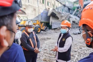 Gubernur Khofifah Tinjau Langsung Proses Akhir Evakuasi Mushola Ponpes Al Khoziny Sidoarjo Gubernur Khofifah tinjau evakuasi terakhir dan dampingi keluarga korban runtuhnya mushola di Ponpes Al Khoziny, Sidoarjo. SAR resmi ditutup hari ini.