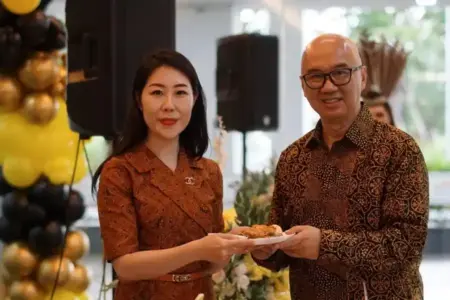 Regional Director Kalimantan, Yulli Sumargo dan Head of Community Distribution Maybank Indonesia, Harryanto Pramono