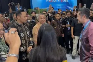 VIDA Perkuat Keamanan Digital Indonesia dengan Autentikasi Wajah Berbasis AI di FEKDI–IFSE 2025 Founder & Group CEO VIDA, Niki Luhur (kanan) saat menjelaskan solusi yang dapat diberikan VIDA untuk mencegah penipuan fraud generated AI