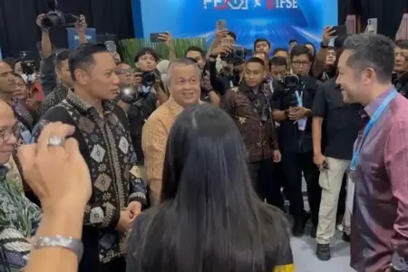 VIDA Perkuat Keamanan Digital Indonesia dengan Autentikasi Wajah Berbasis AI di FEKDI–IFSE 2025 Founder & Group CEO VIDA, Niki Luhur (kanan) saat menjelaskan solusi yang dapat diberikan VIDA untuk mencegah penipuan fraud generated AI