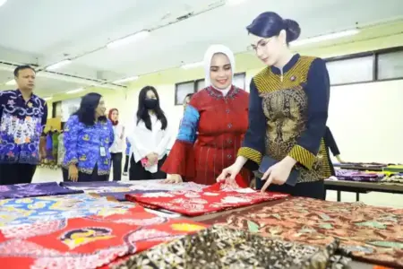 Arumi Bachsin apresiasi pelatihan desain fashion Dekranasda Jatim untuk siswi SMK. Dorong peningkatan skill dan industri kreatif daerah.