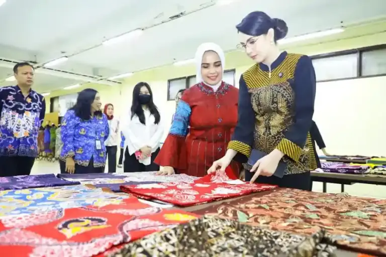 Arumi Bachsin Apresiasi Pelatihan Desain Fashion Dekranasda Jatim, Dorong Siswi SMK Kembangkan Industri Kreatif Arumi Bachsin apresiasi pelatihan desain fashion Dekranasda Jatim untuk siswi SMK. Dorong peningkatan skill dan industri kreatif daerah.