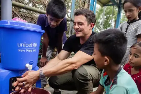 UNICEF Ingatkan Risiko Generasi yang Hilang Akibat Pemotongan Dana Global Orlando Bloom saat berinteraksi dengan anak-anak di kamp pengungsi Rohingya di Cox’s Bazar, Bangladesh. Orlando datang sebagai Duta Kehormatan UNICEF (foto: Dok UNICEF)