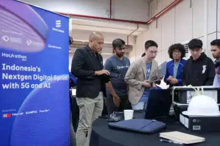 Para mentor sedang memberikan pendampingan pada peserta Hacking Day di Gedung PIDI 4.0, Jakarta