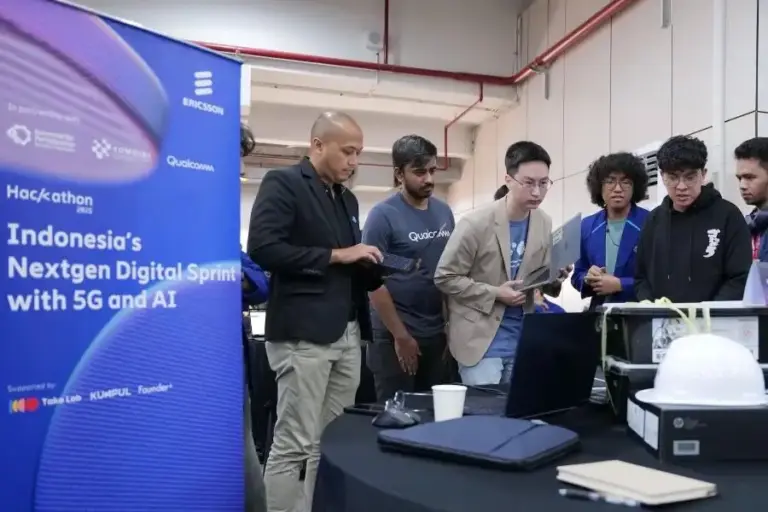 Ericsson Dorong Inovasi Digital Generasi Muda Lewat Hacking Day – Hackathon 2025 Para mentor sedang memberikan pendampingan pada peserta Hacking Day di Gedung PIDI 4.0, Jakarta